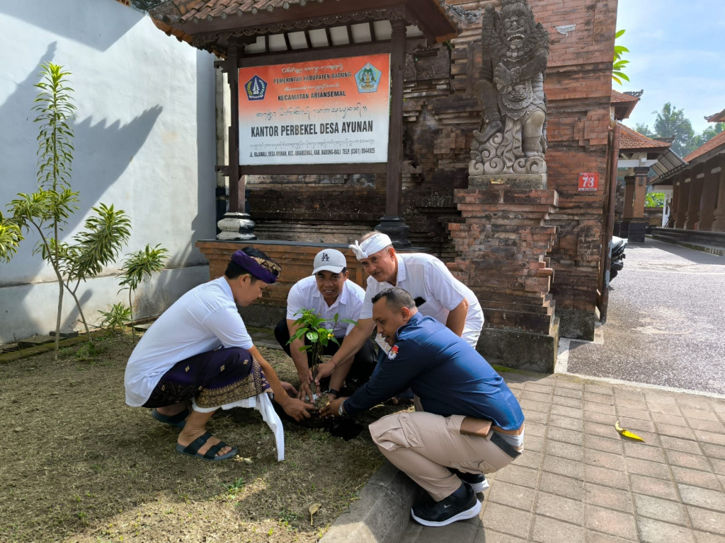 Penanaman serentak berjuta pohon di seluruh Indonesia, dalam kaitannya dengan pelantikan KPPS Desa Ayunan.